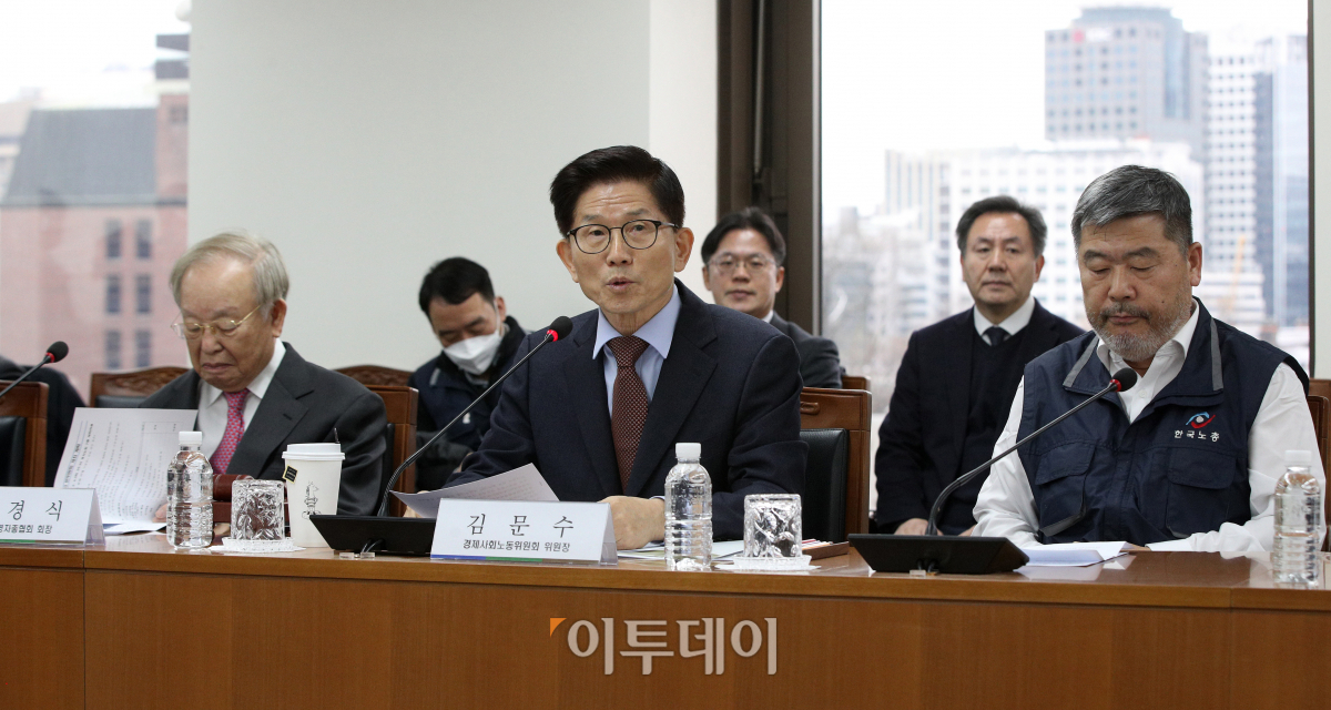 ▲김문수 경제사회노동위원회 위원장이 6일 서울 종로구 경제사회노동위원회 대회의실에서 열린 제13차 경제사회노동위원회(경사노위) 본위원회에서 인사말을 하고 있다. 조현호 기자 hyunho@