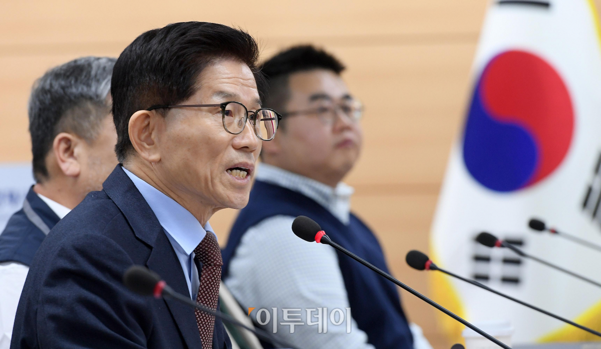 ▲김문수 경제사회노동위원회 위원장이 6일 서울 종로구 경제사회노동위원회 대회의실에서 열린 제13차 경제사회노동위원회(경사노위) 본위원회에서 인사말을 하고 있다. 조현호 기자 hyunho@