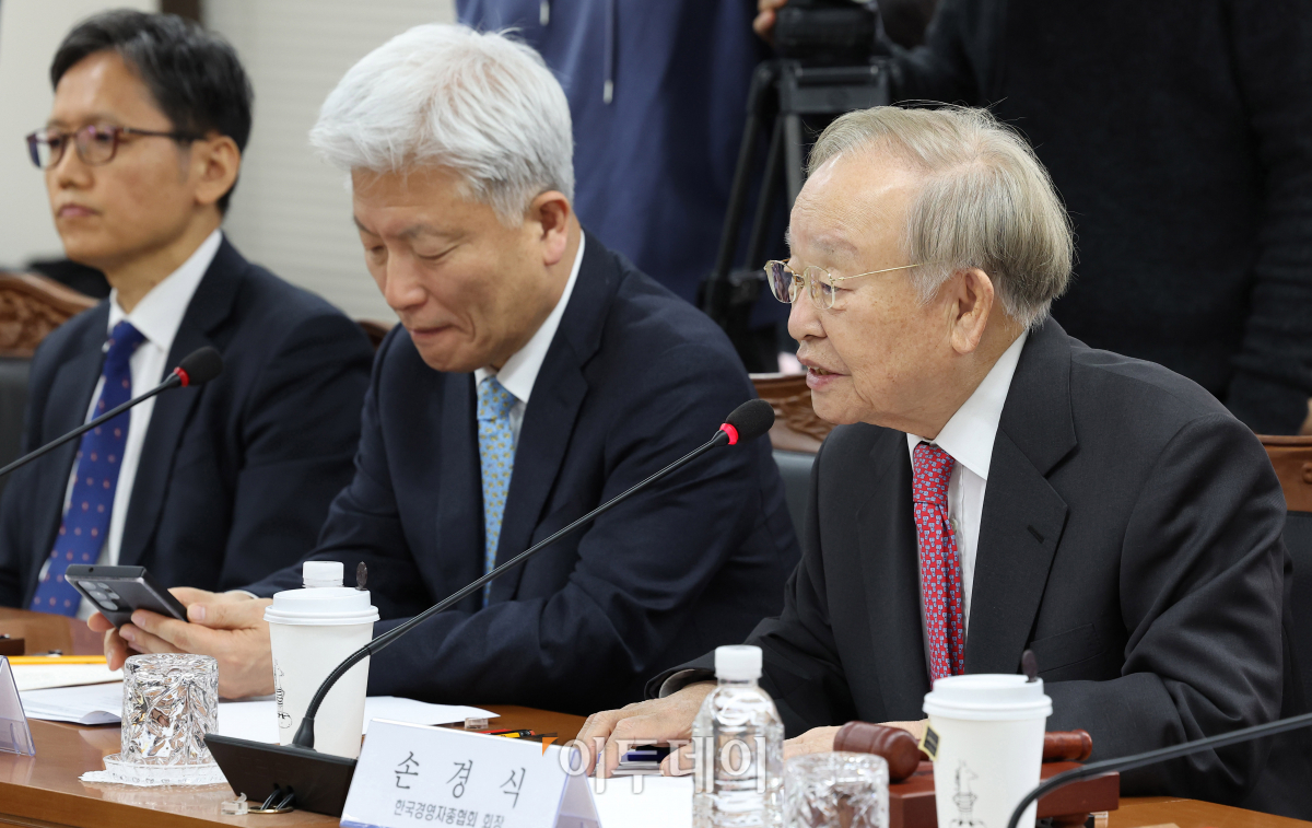 ▲손경식 한국경영자총협회장이 6일 서울 종로구 경제사회노동위원회 대회의실에서 열린 제13차 경제사회노동위원회(경사노위) 본위원회에서 인사말을 하고 있다. 조현호 기자 hyunho@