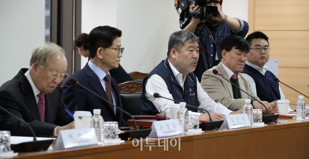 ▲김동명 한국노동조합총연맹 위원장이 6일 서울 종로구 경제사회노동위원회 대회의실에서 열린 제13차 경제사회노동위원회(경사노위) 본위원회에서 인사말을 하고 있다. 조현호 기자 hyunho@