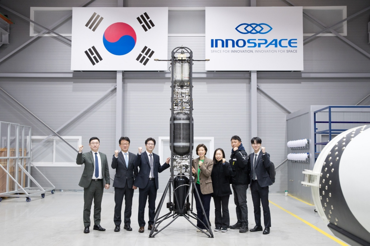 ▲조성경 과학기술정보통신부 제1차관이 5일 오전 충청북도 청주시 흥덕구 이노스페이스 청주사업장을 방문해김수종 이노스페이스 대표 및 관계자들과 기념촬영 하고 있다. (사진제공=과기정통부)