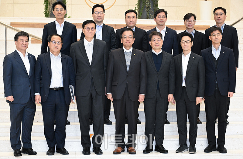 ▲최상목(앞줄 가운데) 경제부총리 겸 기획재정부 장관과 이창용(앞줄 왼쪽 세번째) 한국은행 총재가 6일 서울 중구 한국은행 본점에서 확대 거시정책 협의회에 앞서 참석자들과 기념촬영을 하고 있다. 사진공동취재단
