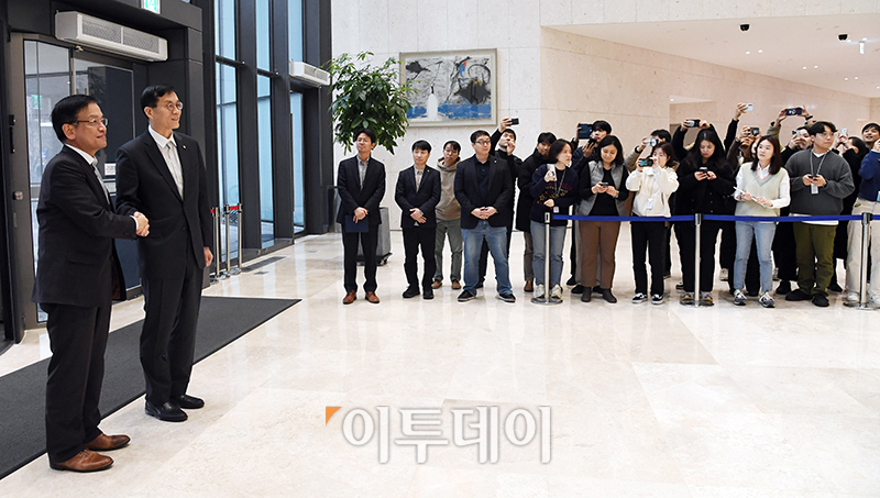 ▲최상목(왼쪽) 경제부총리 겸 기획재정부 장관과 이창용 한국은행 총재가 6일 서울 중구 한국은행 본점에서 확대 거시정책 협의회에 앞서 인사하고 있다. 사진공동취재단