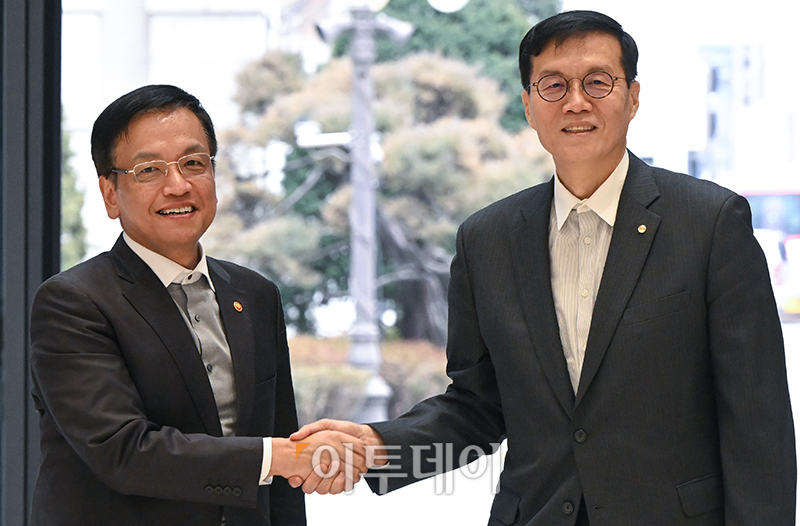 ▲최상목(왼쪽) 경제부총리 겸 기획재정부 장관과 이창용 한국은행 총재가 6일 서울 중구 한국은행 본점에서 확대 거시정책 협의회에 앞서 인사하고 있다. 사진공동취재단