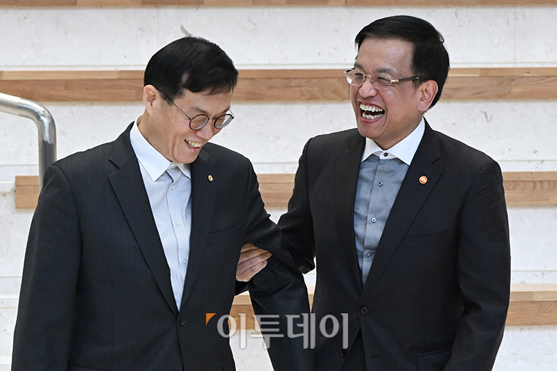 ▲최상목(오른쪽) 경제부총리 겸 기획재정부 장관과 이창용 한국은행 총재가 6일 서울 중구 한국은행 본점에서 확대 거시정책 협의회에 앞서 대화하고 있다. 사진공동취재단