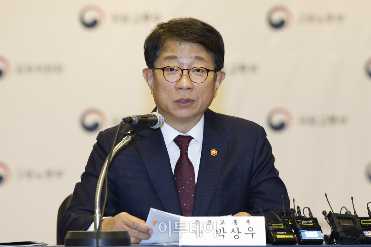 ▲박상우 국토교통부 장관이 6일 서울 강남구 건설회관에서 열린 건설업 위기극복 및 임금체불 해소를 위한 관계부처 합동 업계 간담회에서 인사말을 하고 있다. 조현호 기자 hyunho@