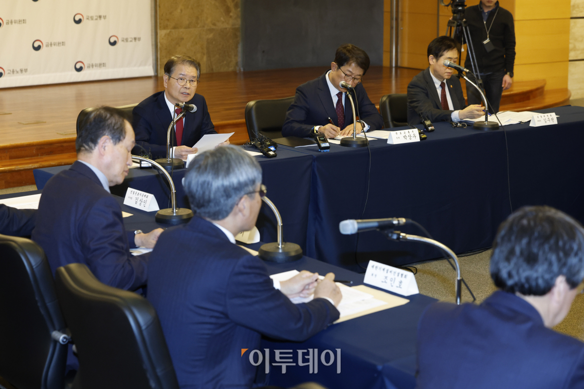 ▲이정식 고용노동부 장관이 6일 서울 강남구 건설회관에서 열린 건설업 위기극복 및 임금체불 해소를 위한 관계부처 합동 업계 간담회에서 인사말을 하고 있다. 조현호 기자 hyunho@