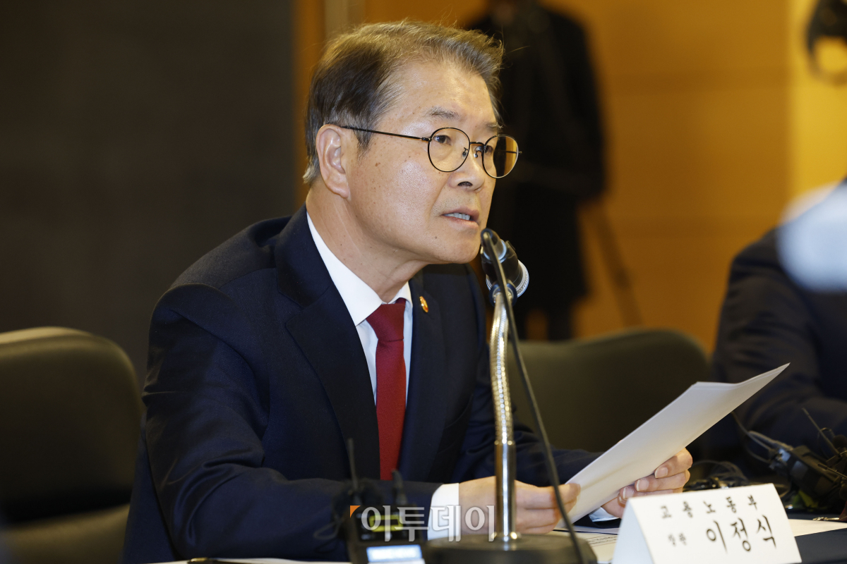 ▲이정식 고용노동부 장관이 6일 서울 강남구 건설회관에서 열린 건설업 위기극복 및 임금체불 해소를 위한 관계부처 합동 업계 간담회에서 인사말을 하고 있다. 조현호 기자 hyunho@