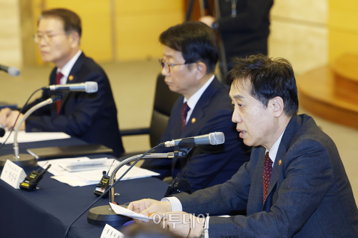 ▲김주현 금융위원장이 6일 서울 강남구 건설회관에서 열린 건설업 위기극복 및 임금체불 해소를 위한 관계부처 합동 업계 간담회에서 인사말을 하고 있다. 조현호 기자 hyunho@