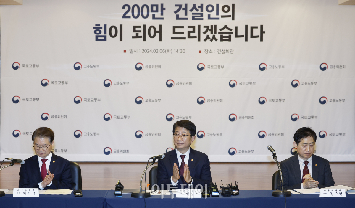 ▲박상우(가운데) 국토교통부 장관, 이정식(왼쪽) 고용노동부 장관, 김주현(오른쪽) 금융위원장이 6일 서울 강남구 건설회관에서 열린 건설업 위기극복 및 임금체불 해소를 위한 관계부처 합동 업계 간담회에서 박수를 치고 있다. 조현호 기자 hyunho@