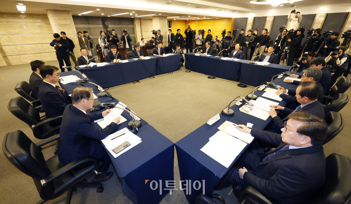 ▲6일 서울 강남구 건설회관에서 건설업 위기극복 및 임금체불 해소를 위한 관계부처 합동 업계 간담회가 열리고 있다. 조현호 기자 hyunho@