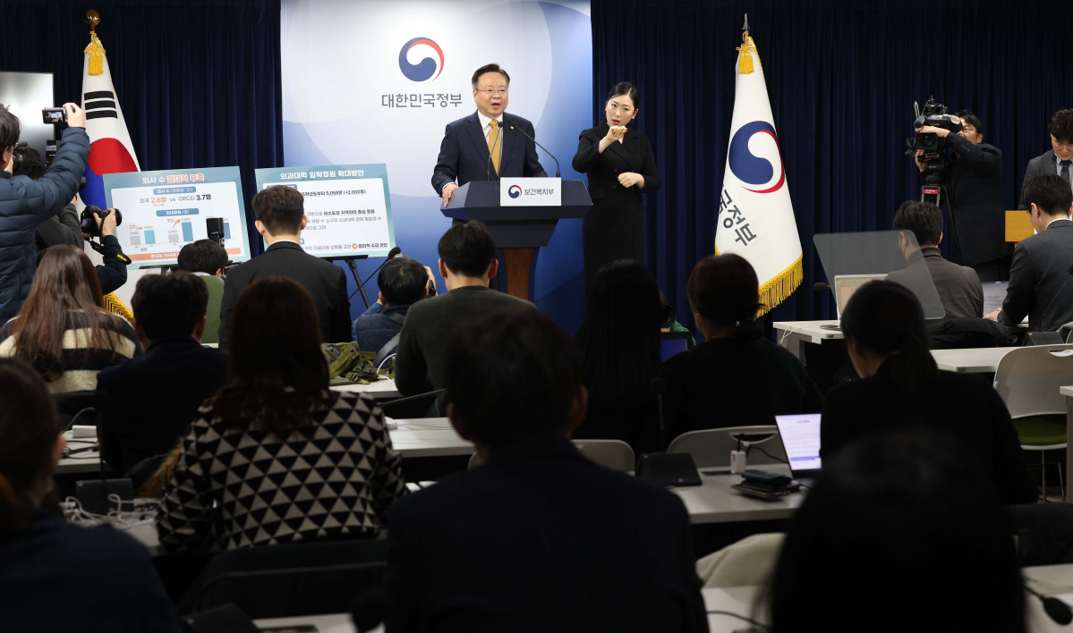 ▲조규홍 보건복지부 장관이 6일 서울 종로구 정부서울청사에서 의과대학 입학정원 확대 방안을 발표하고 있다. 신태현 기자 holjjak@