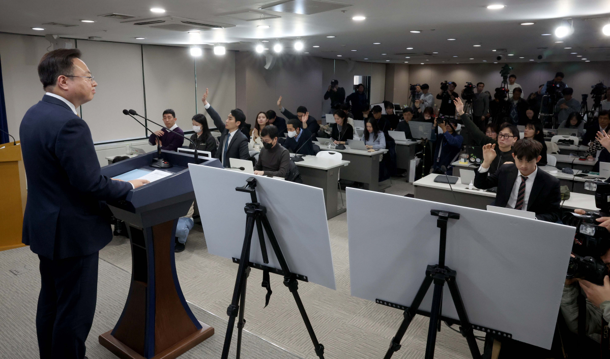 ▲조규홍 보건복지부 장관이 6일 서울 종로구 정부서울청사에서 의과대학 입학정원 확대 방안을 발표한 뒤 취재진의 질문을 받고 있다. 신태현 기자 holjjak@