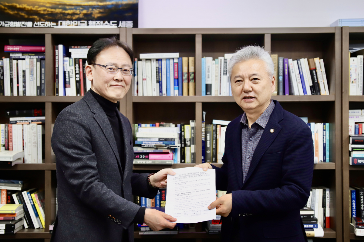 ▲(왼쪽) 정광천 아이비리더스 대표이사 겸 차기 이노비즈협회 회장과  홍성국 더불어민주당 정무위원회 간사 (사진=홍성국 의원실)