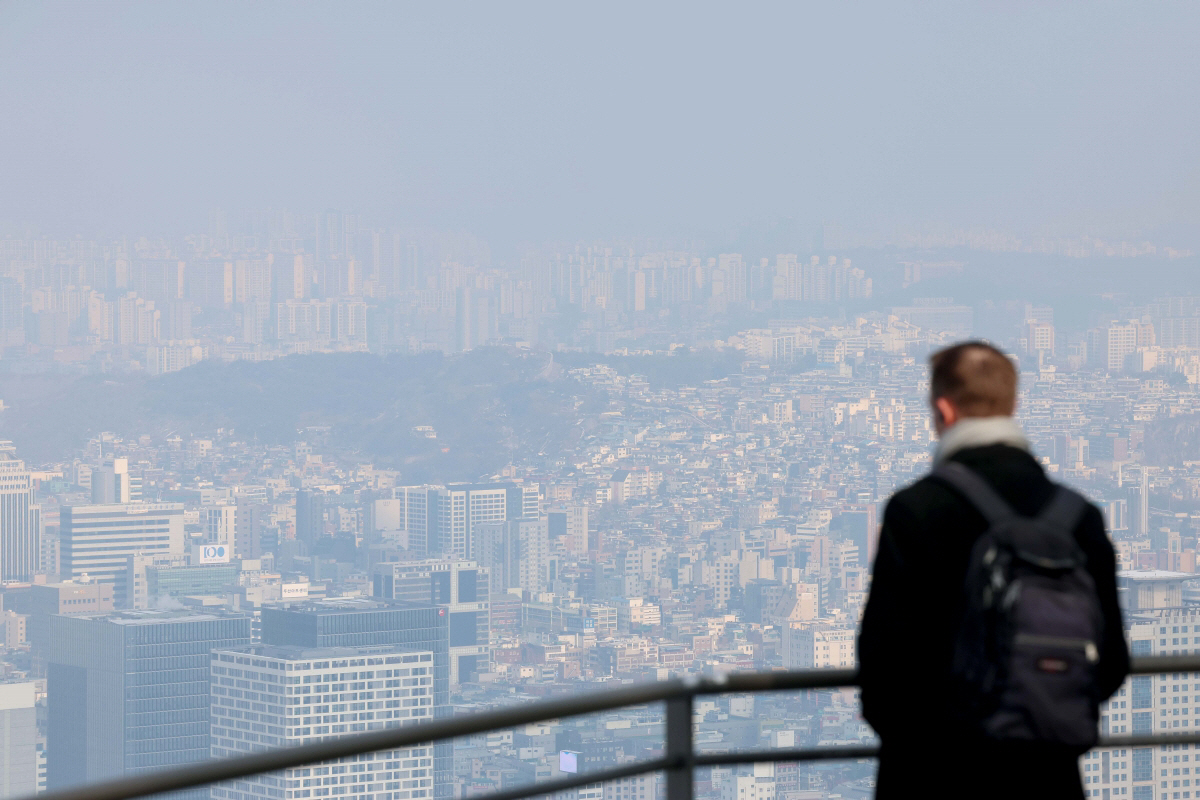 ▲중국발 스모그가 유입되면서 서쪽 지방을 중심으로 초미세먼지 농도가 ‘나쁨’ 수준을 보인 지난달 10일 서울 남산에서 바라본 도심이 뿌옇다. (신태현 기자 holjjak@)
