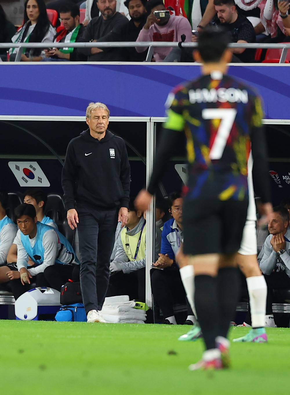 ▲6일(현지시간) 카타르 알라이얀 아흐마드 빈 알리 스타디움 열린 2023 아시아축구연맹(AFC) 아시안컵 4강전 한국과 요르단 경기. 위르겐 클린스만 감독이 경기를 지켜보고 있다. (연합뉴스)