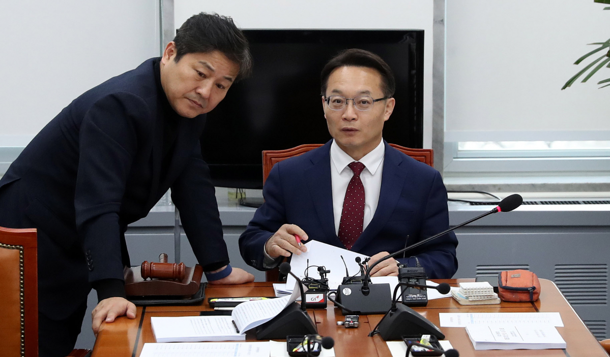 ▲[서울=뉴시스] 추상철 기자 = 조해진 정개특위 소위원장이 16일 오전 서울 여의도 국회에서 열린 정치개혁특별위원회 정치관계법개선소위원회에서 김영배 더불어민주당 의원과 대화하고 있다. 2023.02.16. scchoo@newsis.com