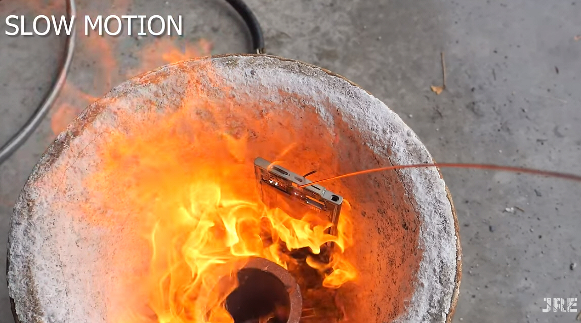 ▲(출처=유튜브 채널 ‘JerryRigEverything’ 캡처)
