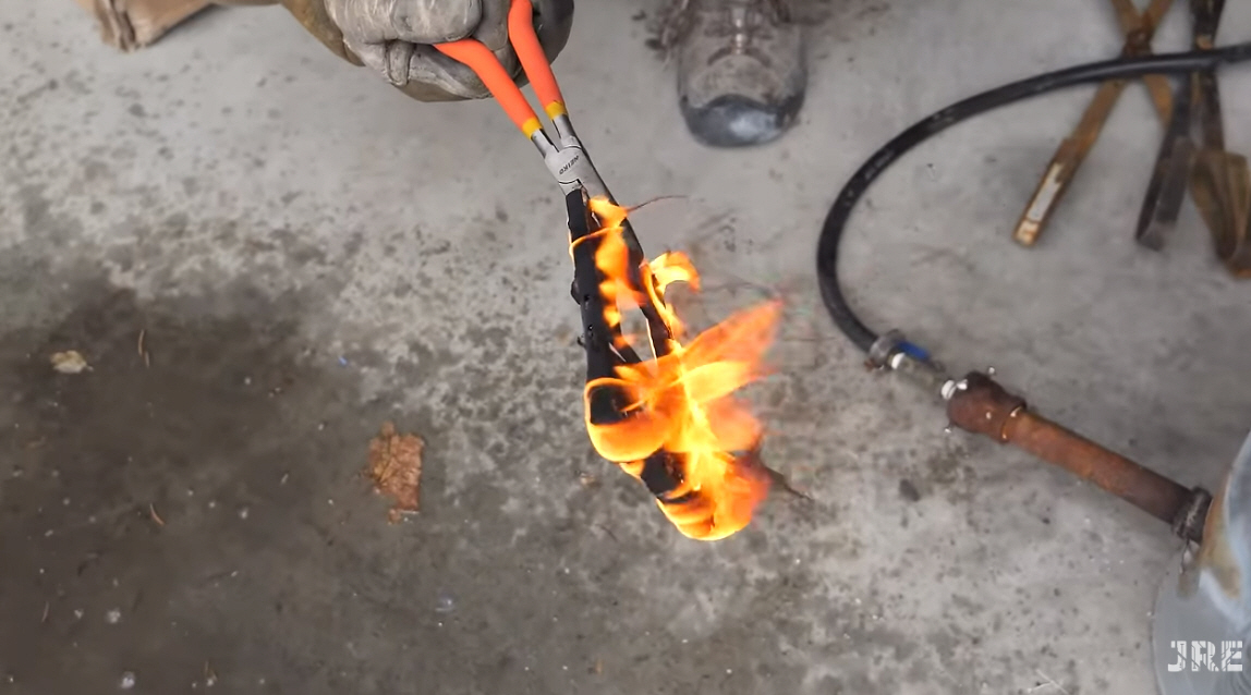 ▲(출처=유튜브 채널 ‘JerryRigEverything’ 캡처)
