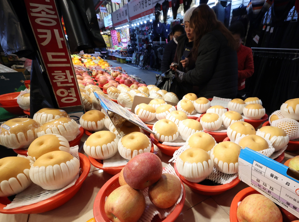 ▲인천 미추홀구 용현시장에서 시민들이 장을 보고 있다. (뉴시스)
