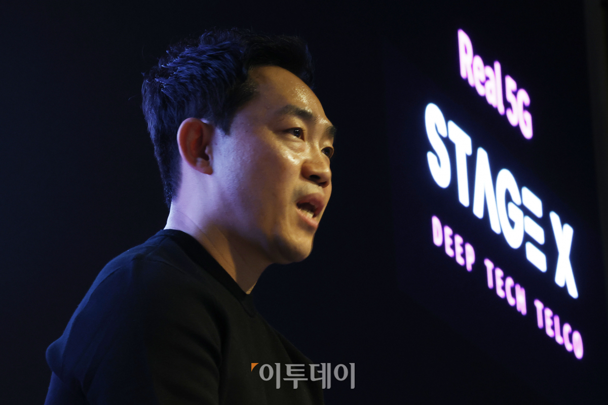 ▲서상원 스테이지엑스 대표가 7일 오전 서울 영등포구 페어몬트 앰배서더 서울에서 열린 스테이지엑스 제4이동통신사 선정 미디어 데이에서 28GHz 통신 사업 전략을 소개하고 있다. 스테이지엑스는 24년 2분기 내 법인 설립을 완료하고 본격적으로 서비스 구축을 시작해 25년 상반기 전국망 통신 서비스 출시를 목표로 할 계획이다. 조현호 기자 hyunho@