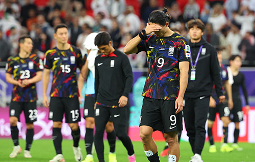 ▲6일(현지시간) 카타르 알라이얀 아흐마드 빈 알리 스타디움 열린 2023 아시아축구연맹(AFC) 아시안컵 4강전 한국과 요르단 경기에서 0-2로 패배한 대표팀 선수들이 아쉬워하고 있다. (연합뉴스)
