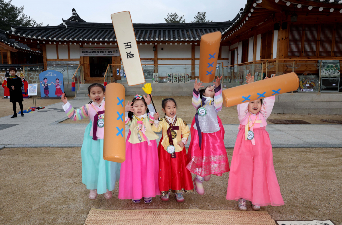 ▲7일 서울 강남구 못골한옥어린이도서관에서 열린 ‘서당에서 만나는 설날’  행사에서 유치원생 어린이들이 윷놀이를 하고 있다. 신태현 기자 holjjak@