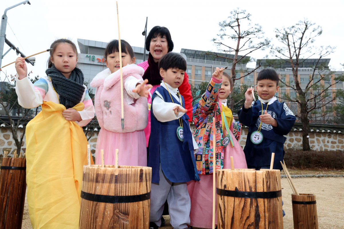 ▲7일 서울 강남구 못골한옥어린이도서관에서 열린 ‘서당에서 만나는 설날’  행사에서 유치원생 어린이들이 투호를 하고 있다. 신태현 기자 holjjak@