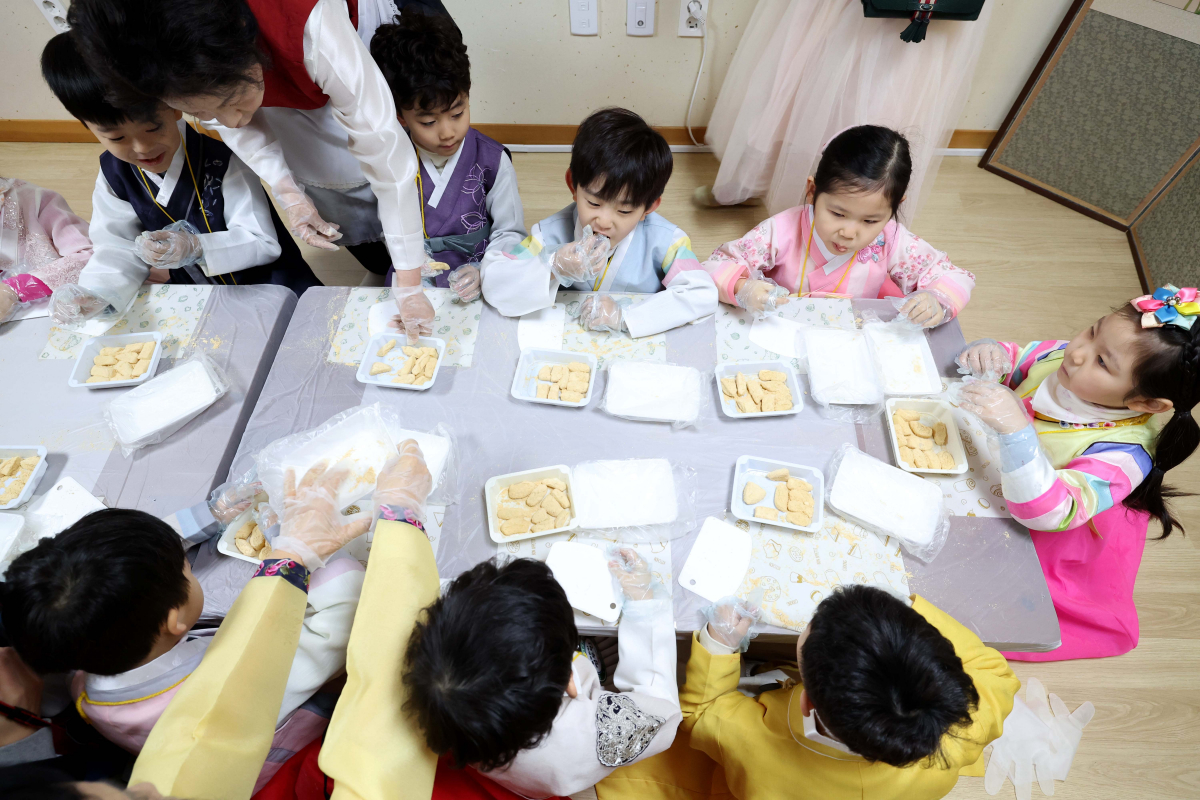 ▲7일 서울 강남구 못골한옥어린이도서관에서 열린 ‘서당에서 만나는 설날’  행사에서 유치원생 어린이들이 인절미 만들기 체험을 하고 있다. 신태현 기자 holjjak@