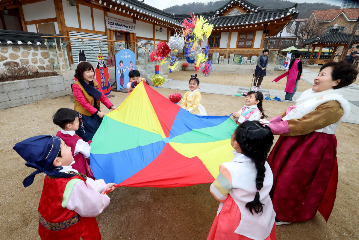 ▲7일 서울 강남구 못골한옥어린이도서관에서 열린 ‘서당에서 만나는 설날’  행사에서 유치원생 어린이들이 단체 제기차기를 하고 있다. 신태현 기자 holjjak@