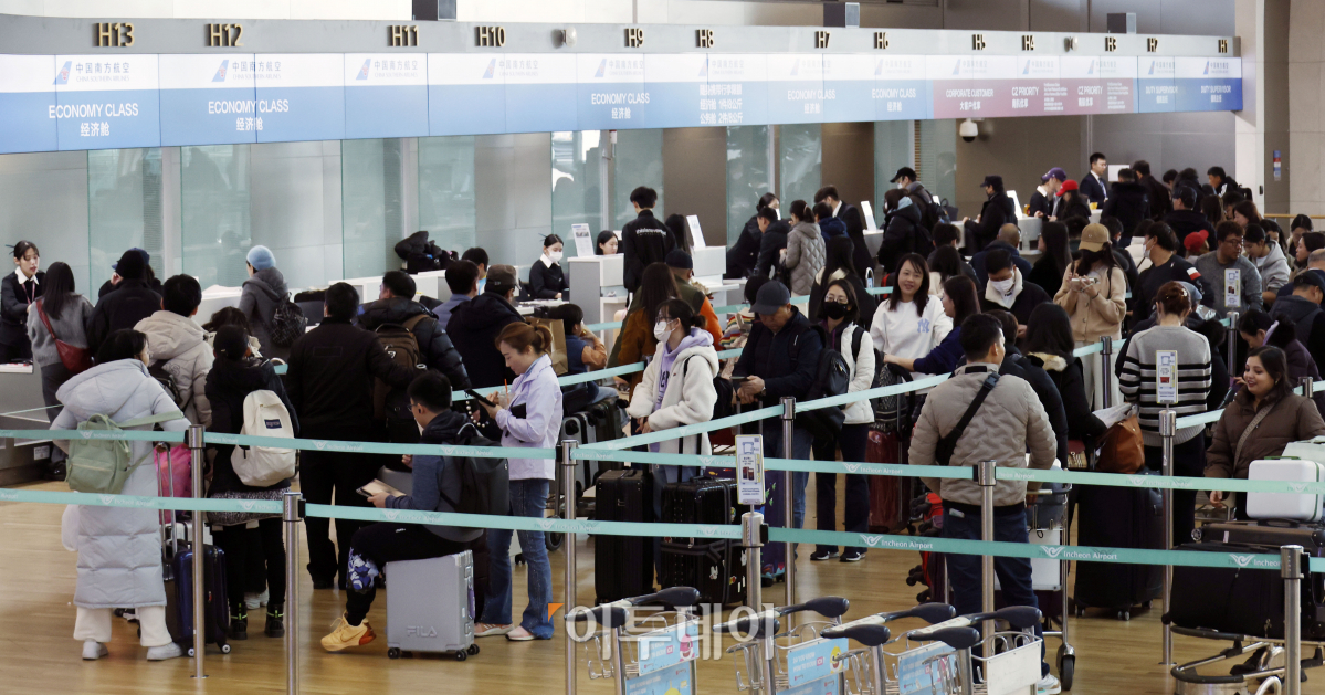 ▲설 연휴 기간 하루 평균 19만 명이 넘는 이용객이 인천국제공항을 찾을 것으로 전망됐다. 인천국제공항공사는 이번 설 연휴 기간인 8일부터 12일까지 닷새간 총 97만6922명, 하루 평균 이용객은 19만5384명이 인천공항을 이용할 것으로 전망된다고 밝혔다. 이는 지난해 설 연휴 일평균 여객인 12만 7537명 대비 53.2% 증가한 수준이다. 코로나19가 발생한 2020년 이후 명절 연휴 실적 최고치다. 설 연휴를 이틀 앞둔 7일 인천국제공항 제1여객터미널 출국장에서 이용객들이 수속을 밟기 위해 대기하고 있다. 조현호 기자 hyunho@