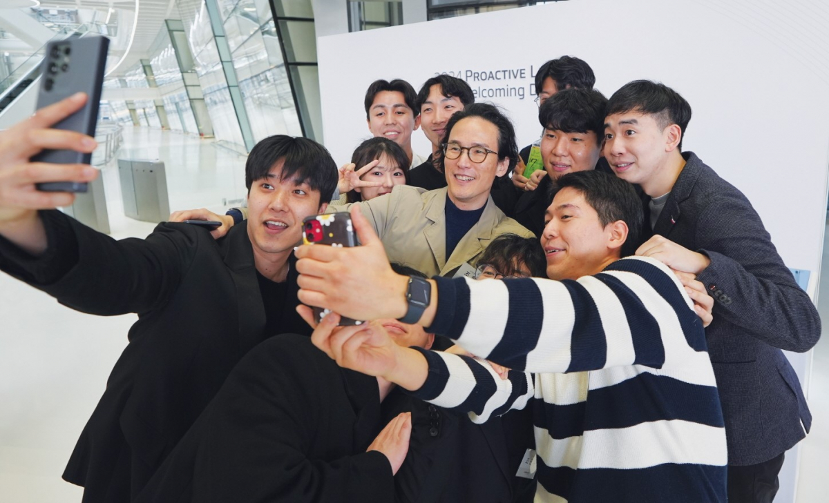 ▲조현범 한국앤컴퍼니그룹 회장(가운데)이 6일 열린 ‘2024 프로액티브 리더스 웰커밍 데이’에서 신입사원들과 사진 촬영을 하고 있다. (사진제공=한국타이어)
