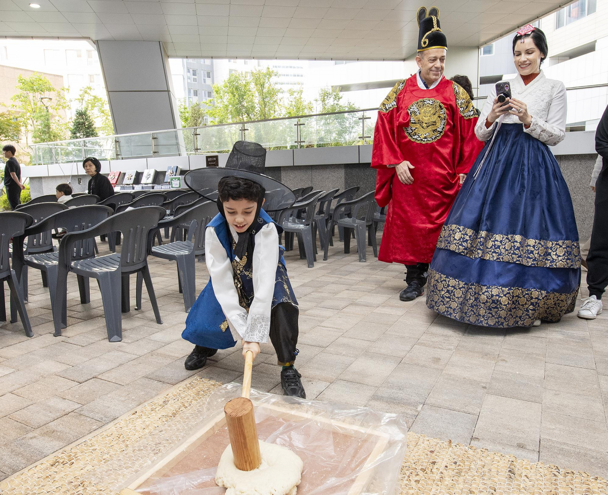 ▲지난해 공감나누기 한마당 행사에서 떡메치기 체험 중인 외국인 가족의 모습. (자료제공=용산구)