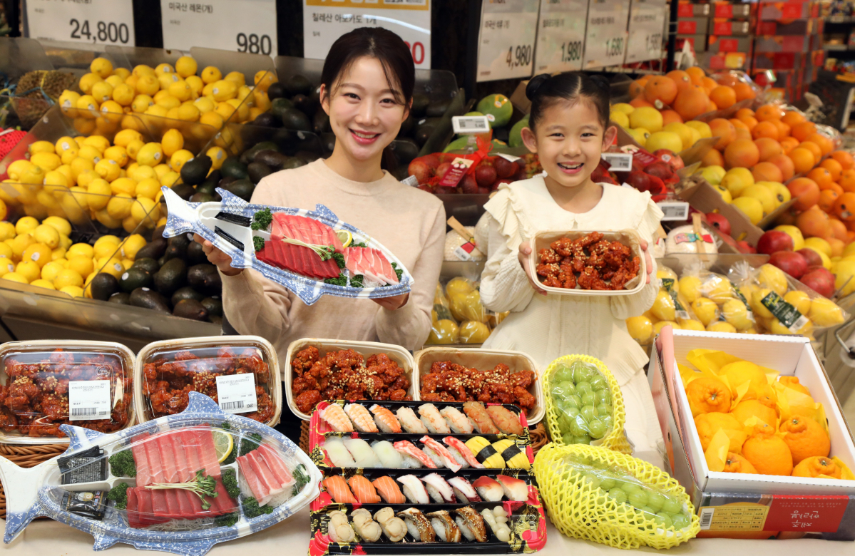 ▲7일 오전 이마트 용산점에서 모델들이 명절 연휴 먹거리들을 소개하고 있다. (사진제공=이마트)