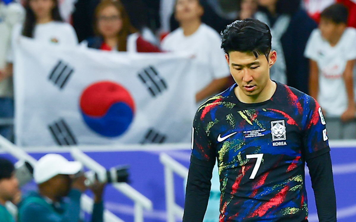 ▲6일(현지시간) 카타르 알라이얀 아흐메드 빈 알리 스타디움에서 열린 2023 아시아축구연맹(AFC) 카타르 아시안컵 4강전 요르단 대 대한민국의 경기가 요르단의 2:0으로 승리로 대한민국의 결승 진출이 좌절됐다. 대한민국 축구 대표팀 손흥민이 고개를 숙인 채 경기장을 돌고 있다. (뉴시스)