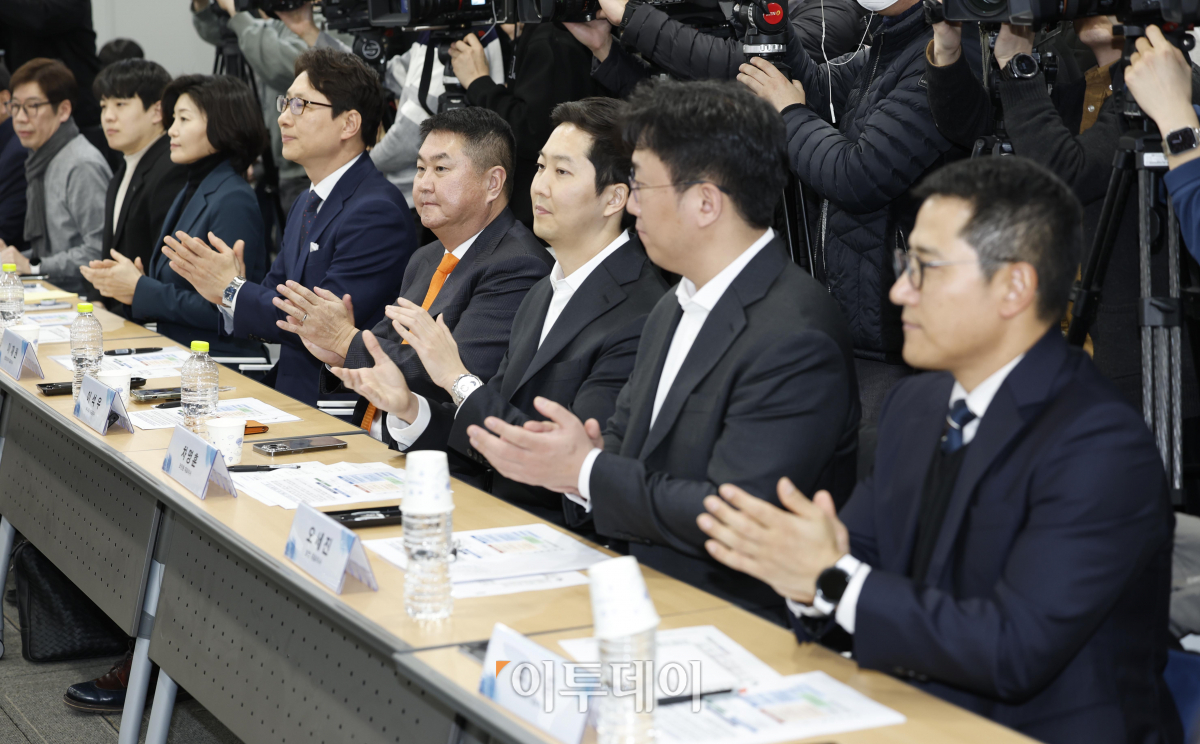 ▲7일 오후 서울 마포구 프론트원에서 열린 금융감독원장-가상자산사업자 CEO 간담회에 가상자산업계 대표들이 박수를 치고 있다. 오른쪽부터 조영중 고팍스 대표이사, 오세진 코빗 대표이사, 차명훈 코인원 대표이사, 이석우 두나무 대표이사, 이재원 빗썸 대표이사, 김재진 DAXA 상임부회장. 조현호 기자 hyunho@