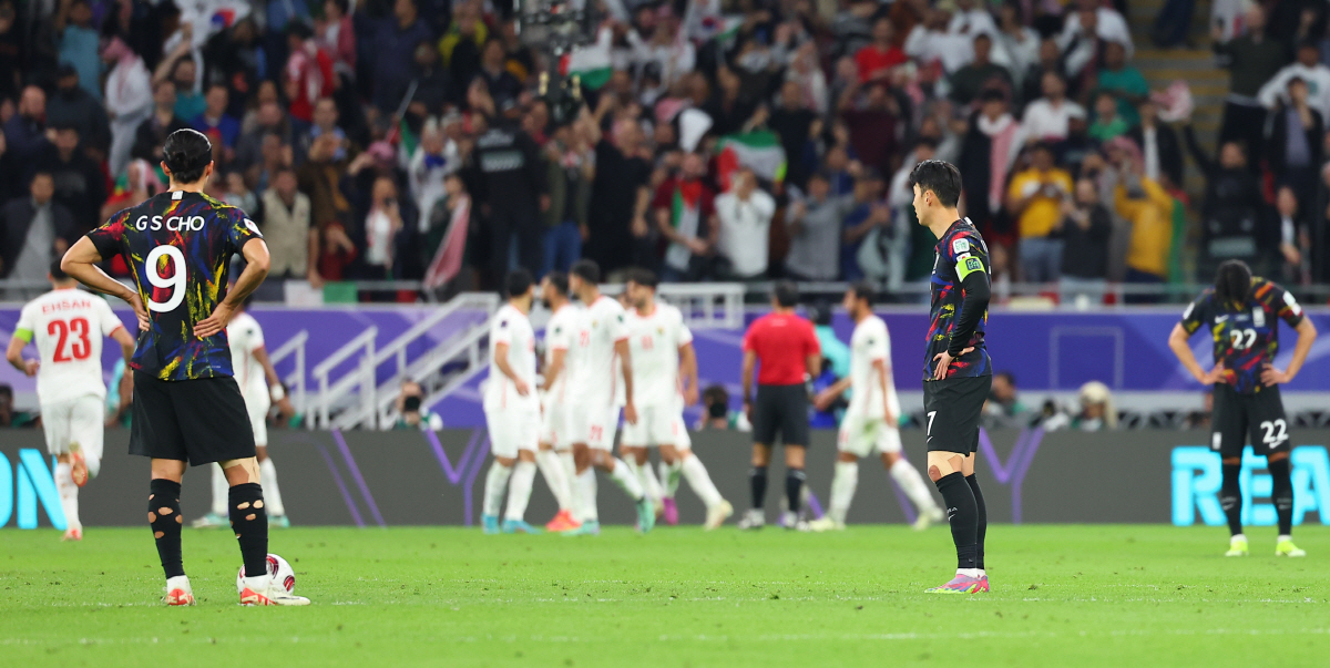 ▲6일(현지시간) 카타르 알라이얀 아흐마드 빈 알리 스타디움 열린 2023 아시아축구연맹(AFC) 아시안컵 4강전 한국과 요르단 경기. 요르단에게 두번째 득점을 허용한 대표팀 선수들이 허탈해하고 있다. (연합뉴스)
