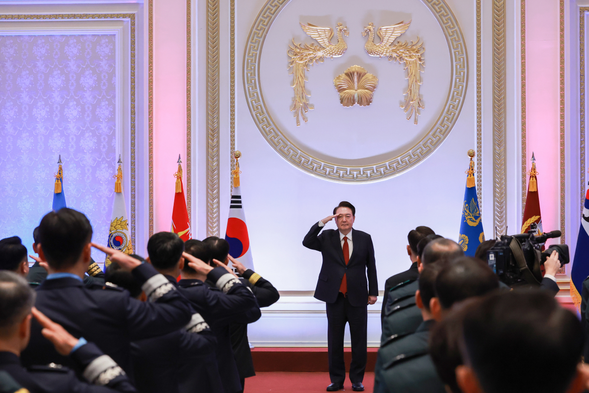 ▲윤석열 대통령이 7일 청와대 영빈관에서 열린 준장 진급자 삼정검 수여식에서 진급 장성으로부터 거수경례를 받고 있다. (연합뉴스)