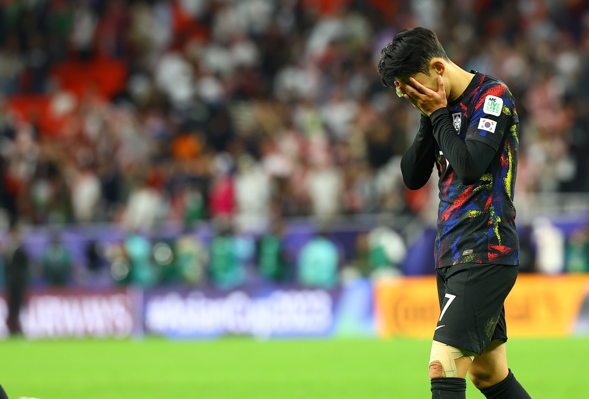 ▲6일(현지시간) 카타르 알라이얀 아흐메드 빈 알리 스타디움에서 열린 2023 아시아축구연맹(AFC) 카타르 아시안컵 4강전 요르단 대 대한민국의 경기가 요르단의 2:0으로 승리로 대한민국의 결승 진출이 좌절됐다. 대한민국 축구 대표팀 손흥민이 경기 종료 후 얼굴을 감싸쥐고 있다. (뉴시스)
