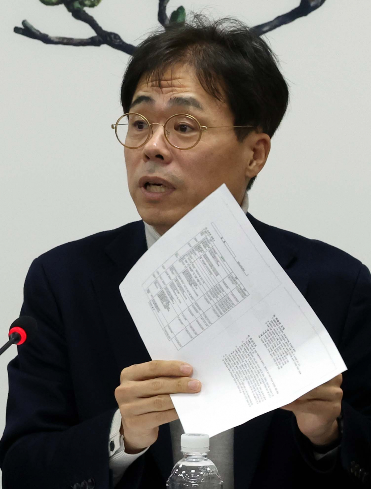 ▲[서울=뉴시스] 조성봉 기자= 김경율 국민의힘 비상대책위원이 5일 오전 서울 여의도 국민의힘 중앙당사에서 열린 비상대책위원회 회의에서 발언을 하고 있다. 2024.02.05. suncho21@newsis.com