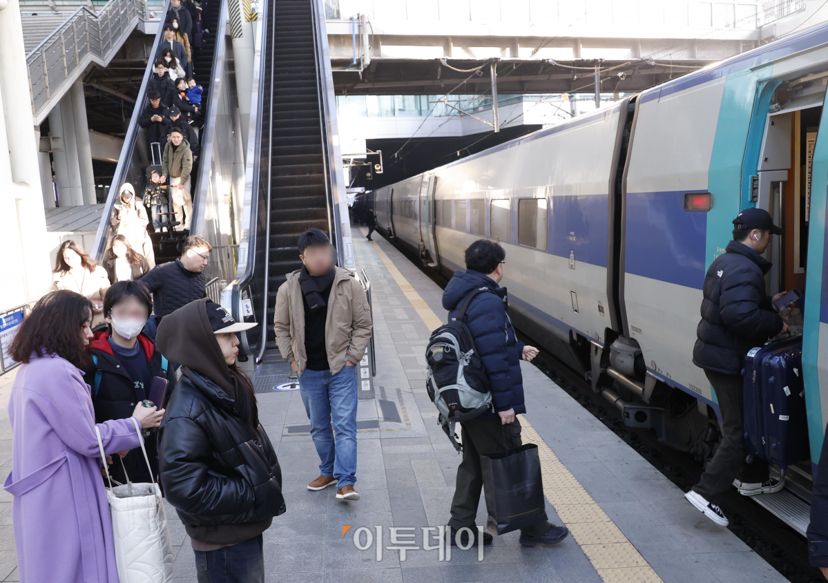 ▲설 명절 연휴를 하루 앞둔 8일 오전 서울 중구 서울역에서 귀성객들이 고향으로 향하고 있다. 조현호 기자 hyunho@