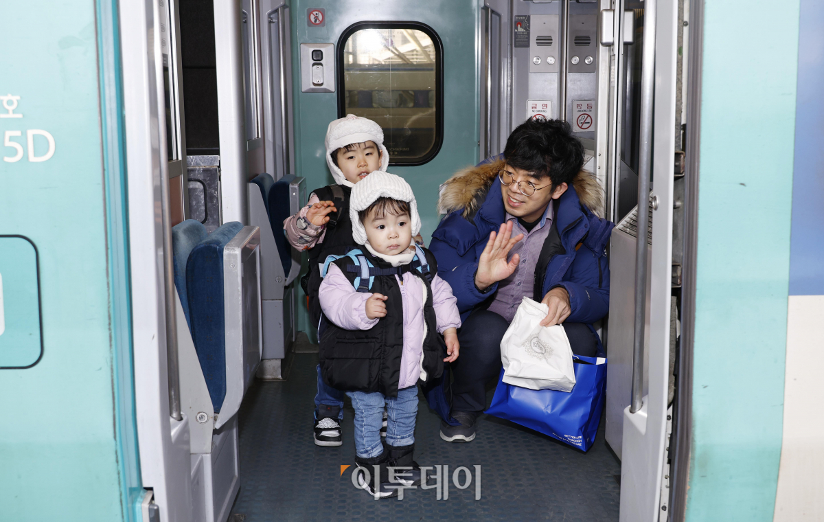 ▲설 명절 연휴를 하루 앞둔 8일 오전 서울 중구 서울역에서 한 가족이 고향으로 향하고 있다. 조현호 기자 hyunho@