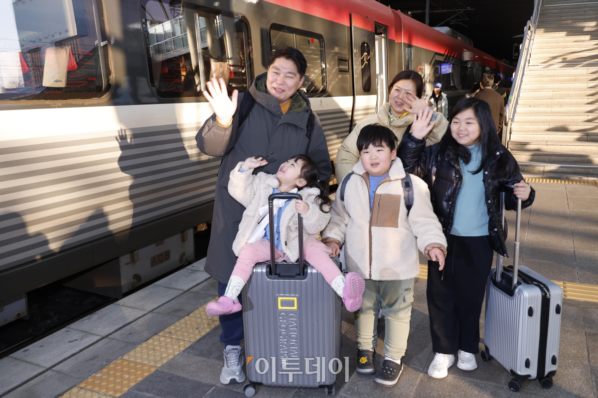 ▲설 명절 연휴를 하루 앞둔 8일 오전 서울 중구 서울역에서 한 가족이 고향으로 향하며 손을 흔들고 있다. 조현호 기자 hyunho@