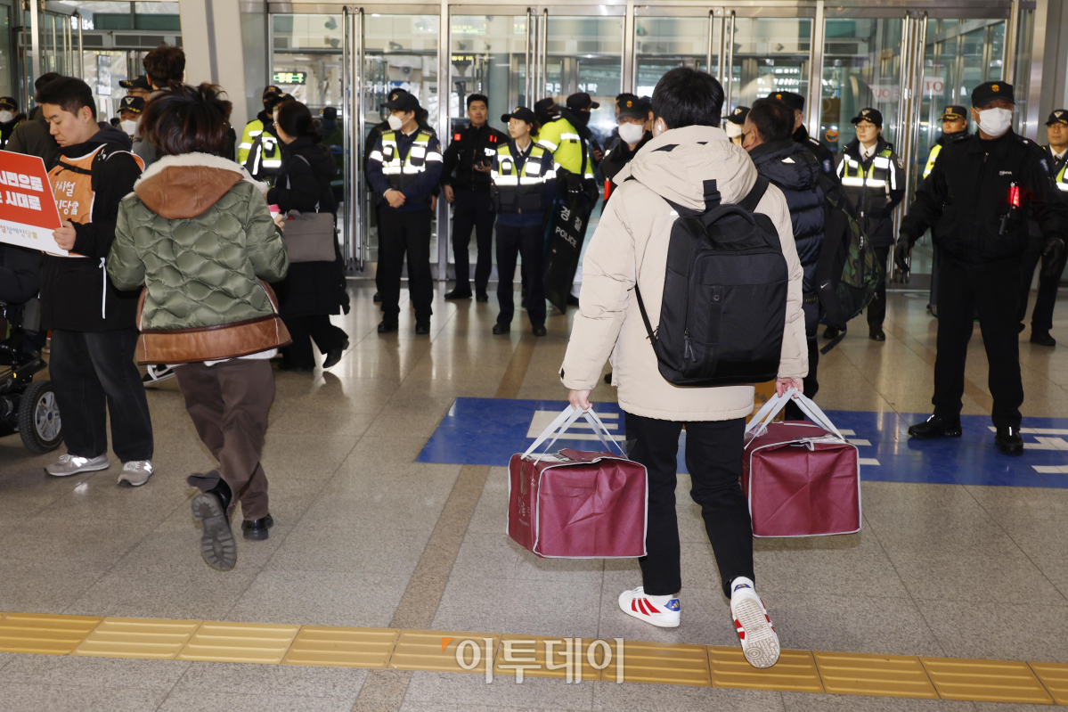 ▲설 명절 연휴를 하루 앞둔 8일 오전 서울 중구 서울역에서 귀성객들이 고향으로 향하고 있다. 조현호 기자 hyunho@