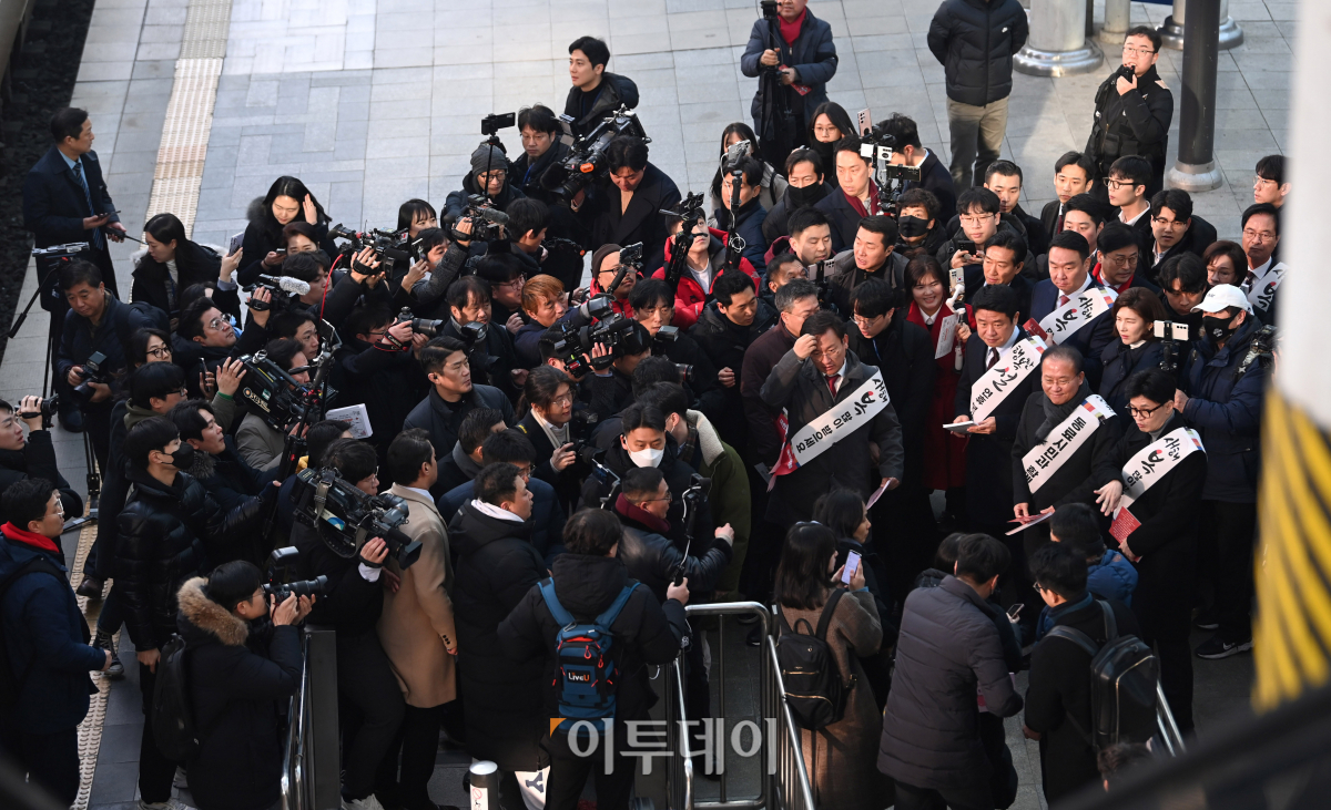 ▲한동훈 국민의힘 비상대책위원장이 설 연휴를 하루 앞둔 8일 오전 서울 중구 서울역에서 시민들에게 설 명절 귀성 인사를 하고 있다. 조현호 기자 hyunho@