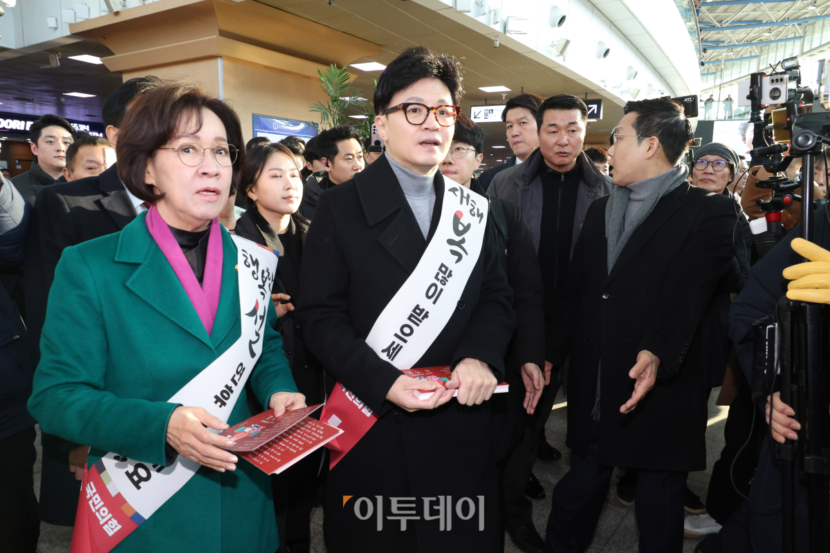 ▲한동훈 국민의힘 비상대책위원장이 설 연휴를 하루 앞둔 8일 오전 서울 중구 서울역에서 시민들에게 설 명절 귀성 인사를 하고 있다. 조현호 기자 hyunho@