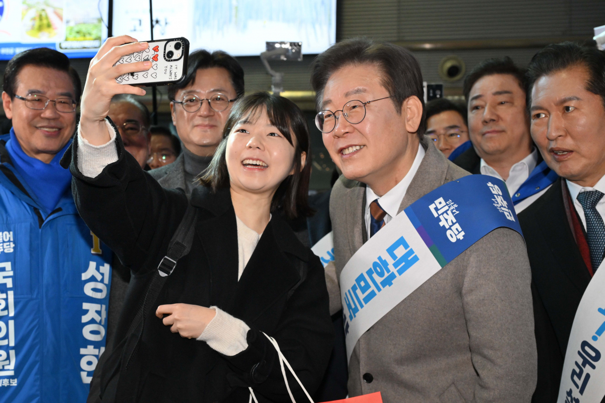▲이재명 더불어민주당 대표가 8일 오전 서울 용산구 용산역에서 시민들을 만나 설 귀성인사를 하고 있다. 신태현 기자 holjjak@