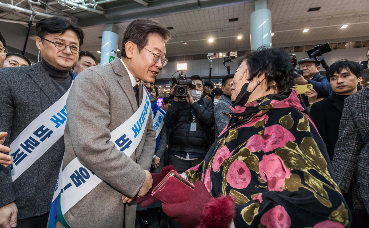 ▲이재명 더불어민주당 대표가 8일 오전 서울 용산구 용산역에서 시민들을 만나 설 귀성인사를 하고 있다. 신태현 기자 holjjak@