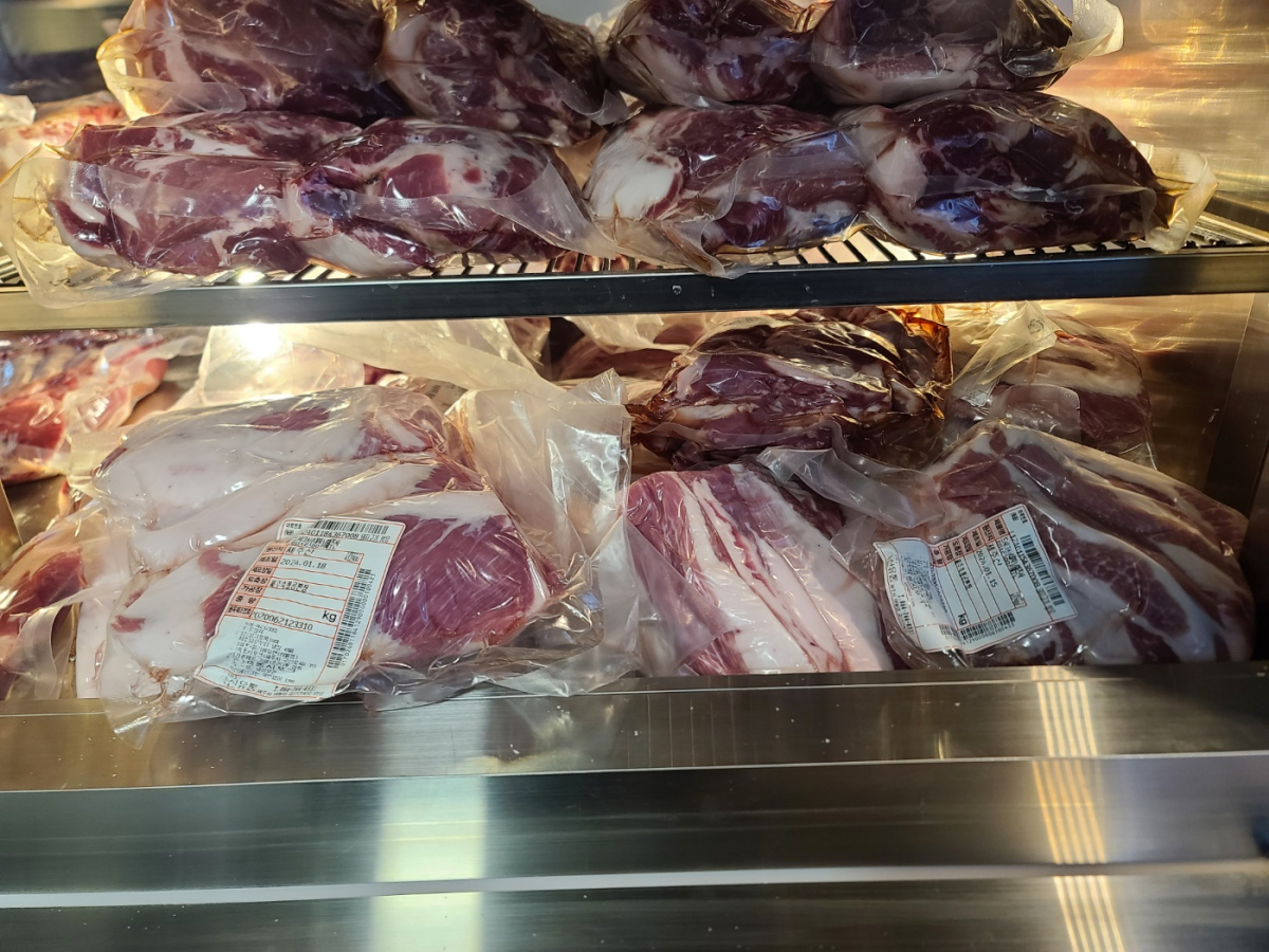 ▲식품표시광고법 위반으로 적발된 흑돼지고기 전문점에 있던 백돼지고기. (사진제공=제주도 자치경찰단)