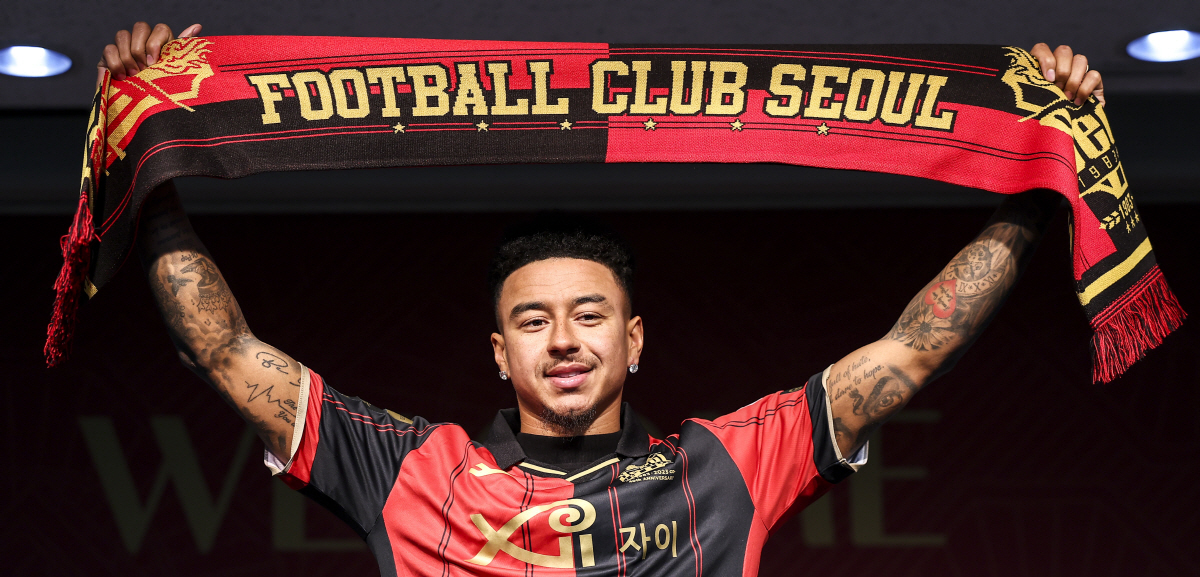 ▲잉글랜드 축구 국가대표 출신 제시 린가드가 8일 서울 마포구 서울월드컵경기장에서 열린 FC서울 입단 기자회견에서 포즈를 취하고 있다.(뉴시스)
